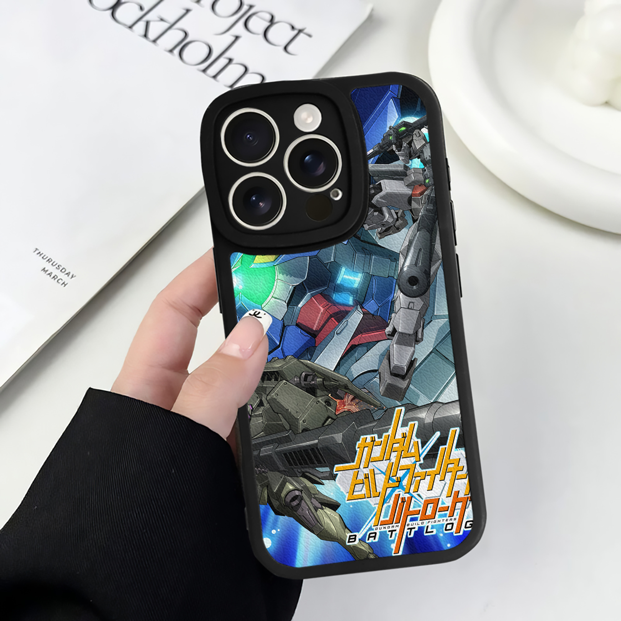 （画像用） 機動戦士ガンダム Mobile Suit Gundam 【iPhone 16シリーズ対応】シリコンスマホケース（レザー調） 材質：シリコン